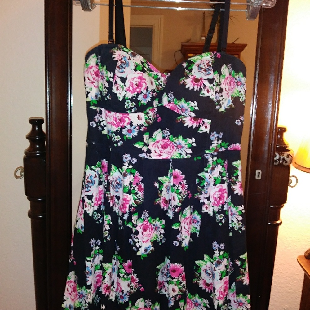 Dress - Picture 2 of 4